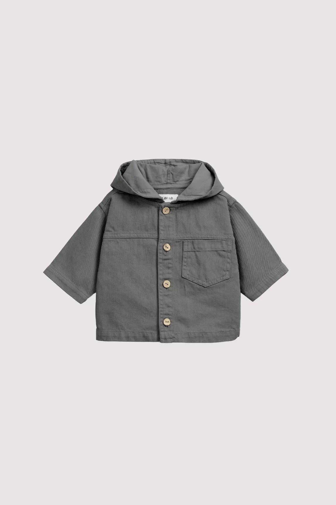 Donkergrijs babyjas met capuchon met houten knoopjes met steekzak voorop